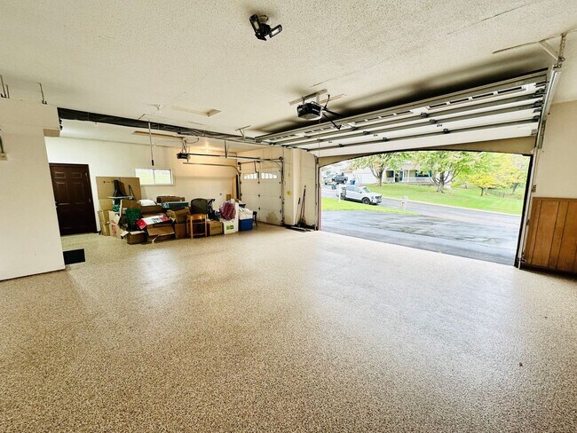 Building Photo - Stunning 6-Bedroom Corner-Lot Home w/ Luxury Finishes & Entertainer’s Layout