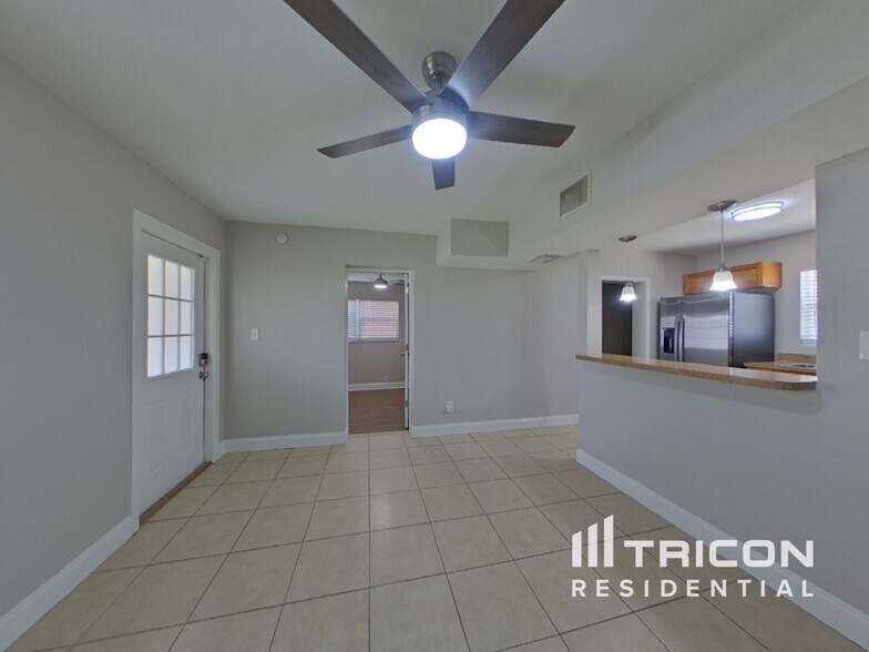 Building Photo - 5151 Flamingo Dr N