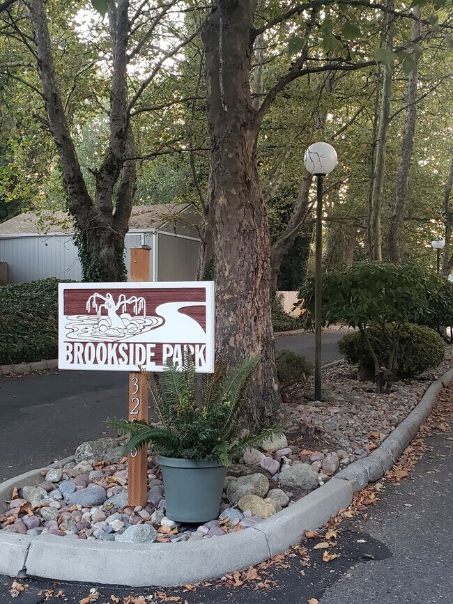 Building Photo - 1 Bedroom 1 Bath Condo with 1 Carport Park...