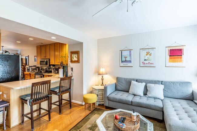 Building Photo - 1463 Glenside Green - River Run Townhome!