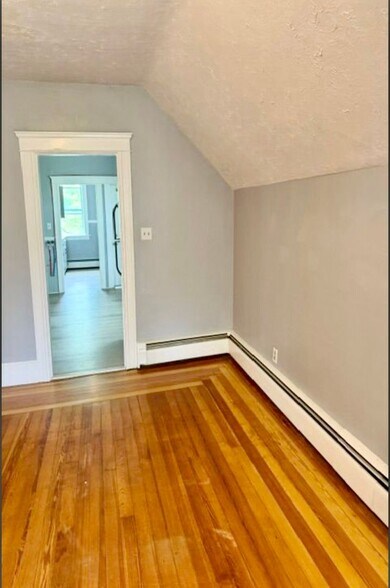Building Photo - 572 Gaskill St