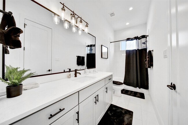 Building Photo - 1306 Laird St