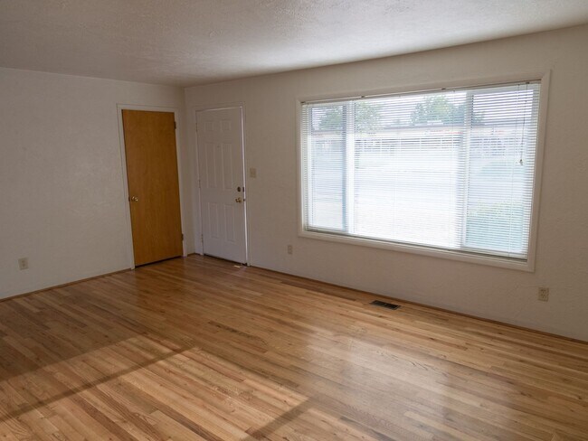 Building Photo - 1930 NW Kings Blvd