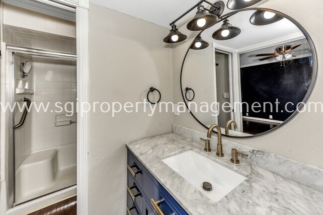 Building Photo - 7906 Royal Ln