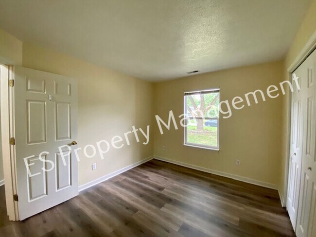 Building Photo - Wonderful 3 Bedroom 2 Bathroom Ranch Style...