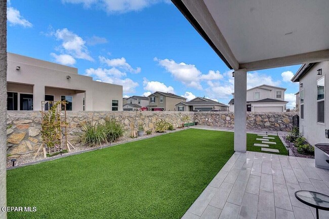 Building Photo - 12365 Desert Wolf Ave