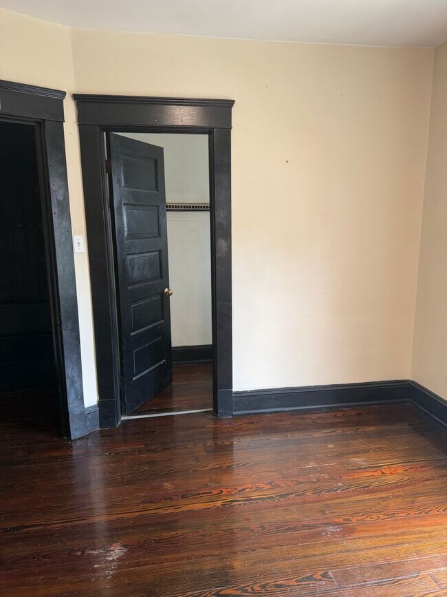 Building Photo - 1315 W 85th St