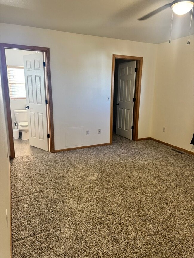 Building Photo - Charming 5 Bedroom