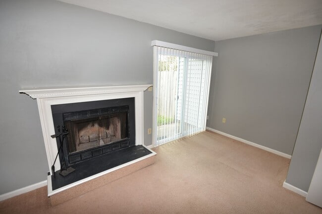 Building Photo - Updated 2 Bedroom Townhome in Salem Lakes