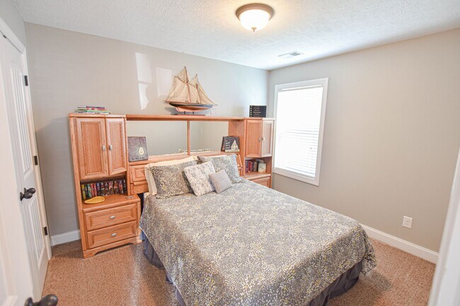 Building Photo - Pet Friendly Three Bedroom!
