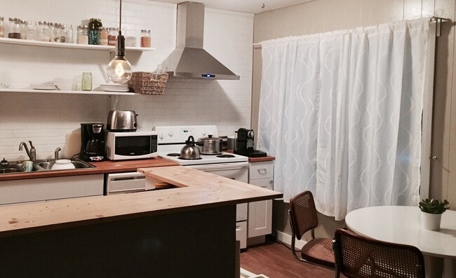 Building Photo - Updated, upstairs 2-bdrm/1-bath triplex apt—On-site w/d, off-street parking, near downtown St. Johns