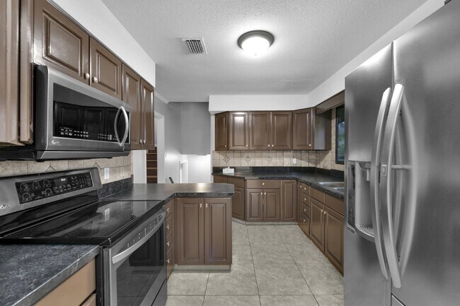 Building Photo - 20 Dogwood Ln