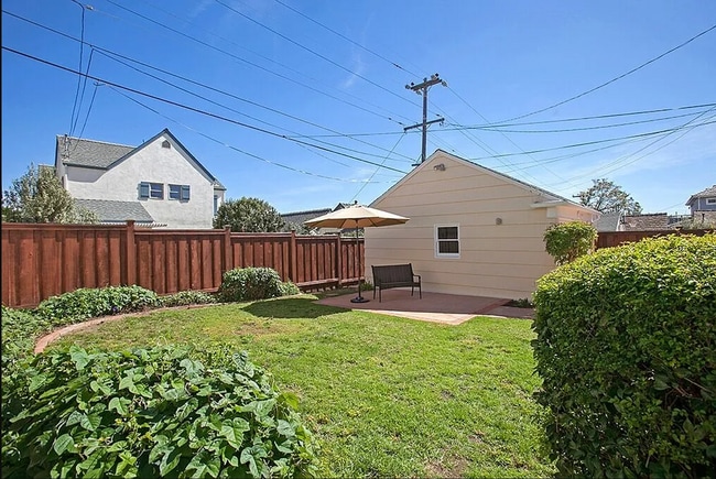 Building Photo - Adorable Loma Portal Bungalow with Fenced ...