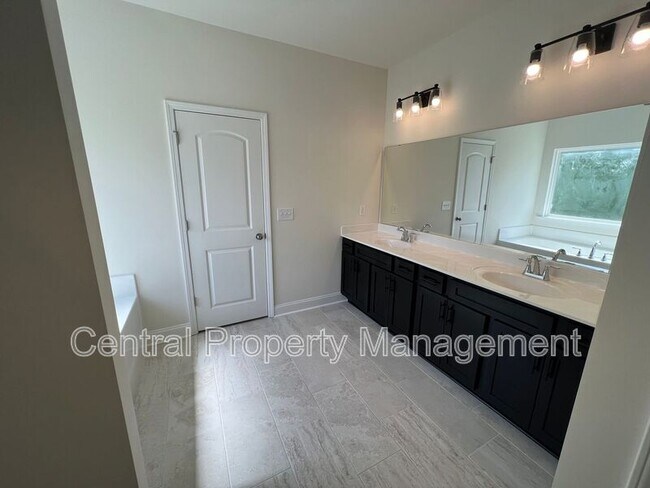 Building Photo - 102 Lariat Ct