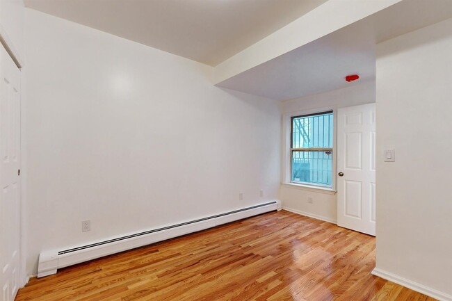 Building Photo - 604 4th St