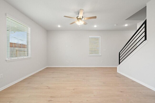 Building Photo - 668 Backstays Lp