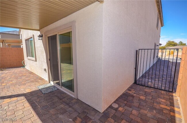 Building Photo - 5401 Lynn Crk Ave