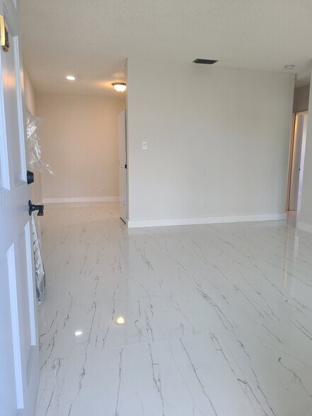 Building Photo - 8925 SW 40th Ter