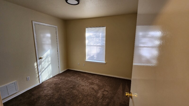 Building Photo - 2016 Lee Dr