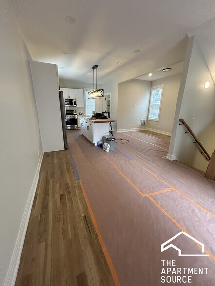 Building Photo - 858 N Paulina St