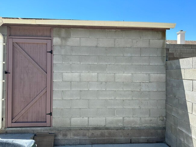 Building Photo - Henderson!!  Solar Panels!! Tankless Hot w...