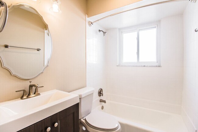 Building Photo - Pet Friendly, Renovated Home in Fox School District