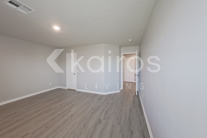 Building Photo - 721 St James Pl