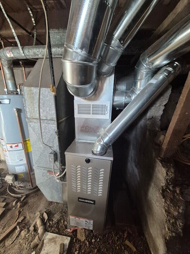 Building Photo - Cozy 1 bedroom house with large yard