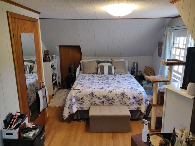 Building Photo - 4-Bedroom Home for Rent in the Heart of Si...