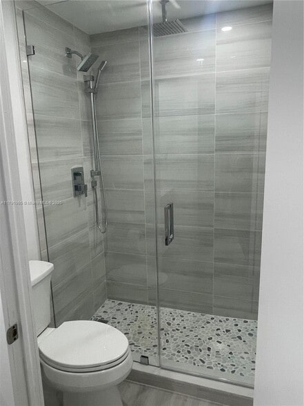 Master shower with triple showerheads! - 575 Crandon Blvd