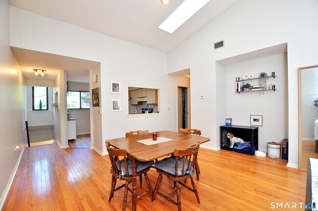 Building Photo - 30 Simsbury Landing