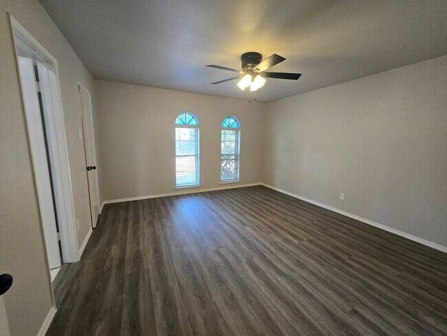 Building Photo - Hilltop 3 Bedroom, 2 Bath, 2 Car Garage Pr...