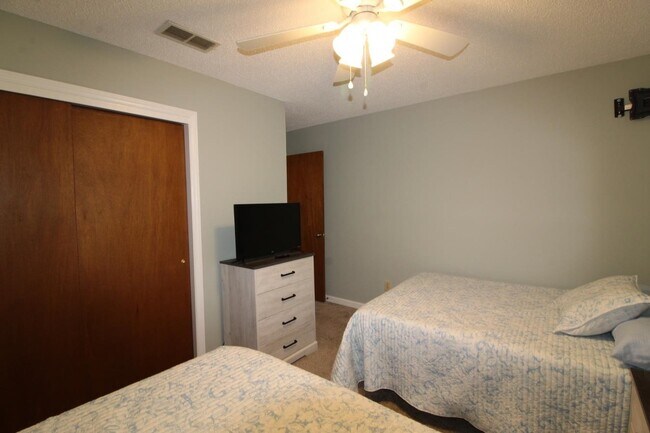 Building Photo - 922 Fairwood Lakes Dr