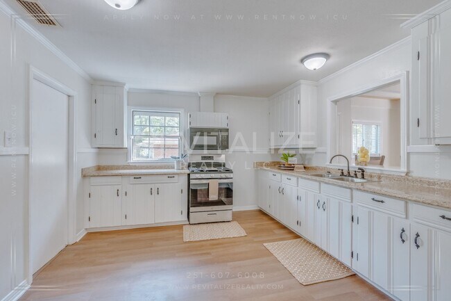 Building Photo - 3 Bed 2 Bath Gem in Midtown Mobile!!