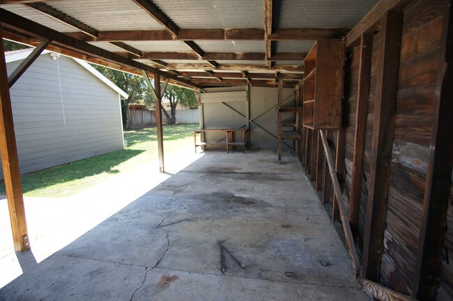 Building Photo - 3 bed/ 1 bath with HUGE yard and storage