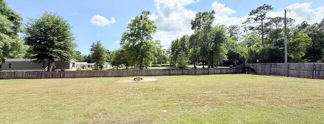 Building Photo - 3-Bedroom Home - Large Yard