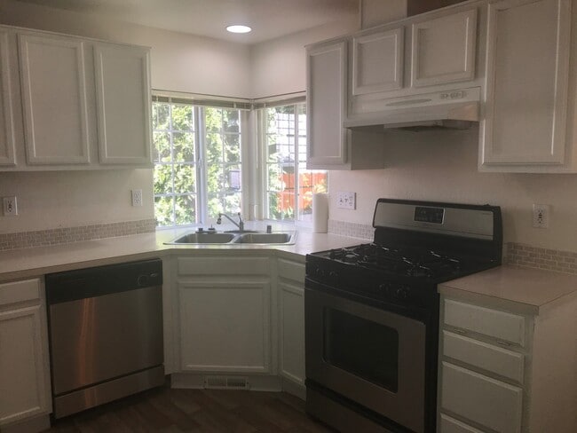 Building Photo - This one level charmer won't last long! 3 ...