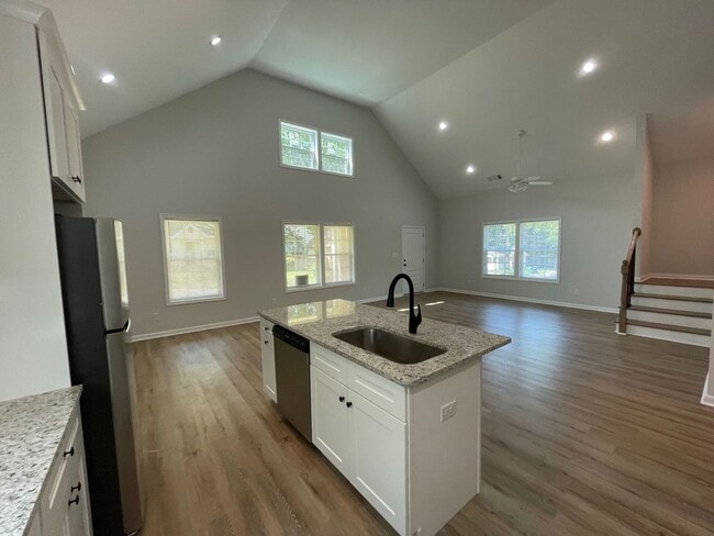 Building Photo - 5 Bed Home Available August 2026!
