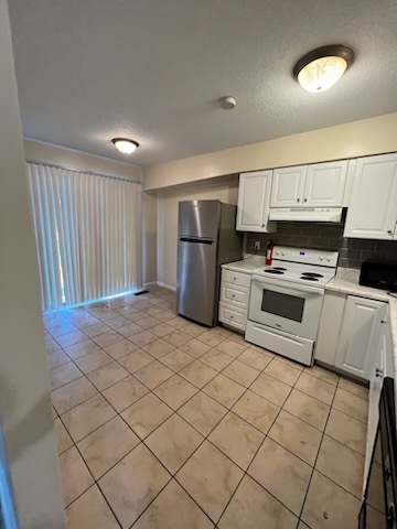 Kitchen - 1579 Sloan St