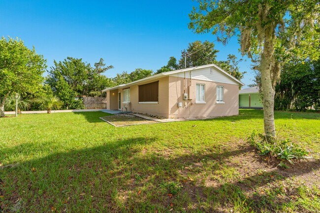 Building Photo - Charming 3 Bedroom Corner Lot Ormond Beach...