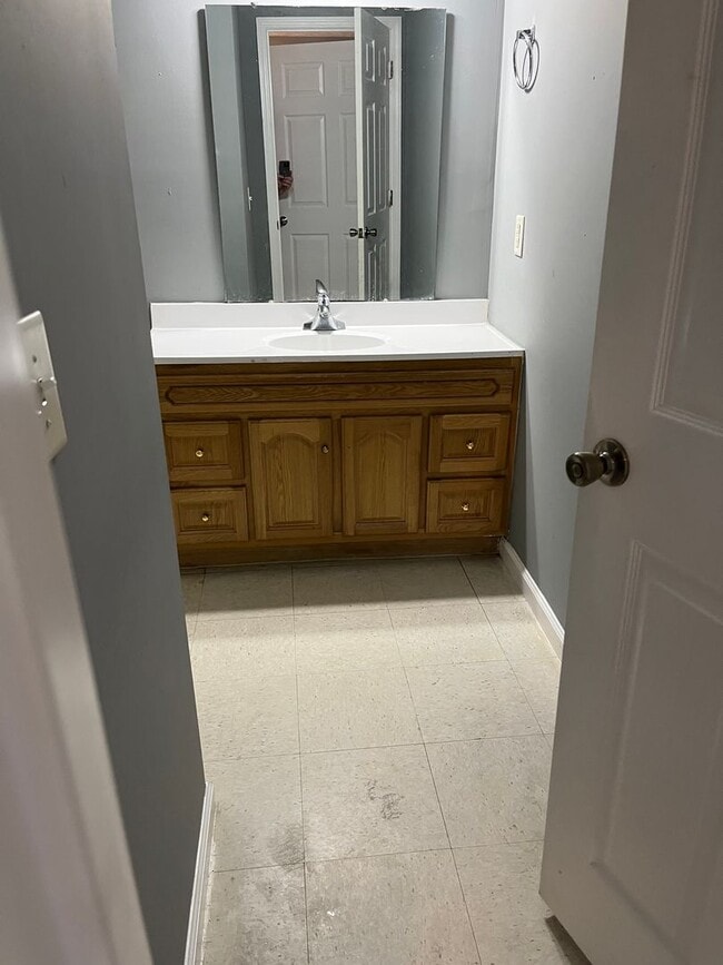 Building Photo - CLOSE TO UNIVERSITY