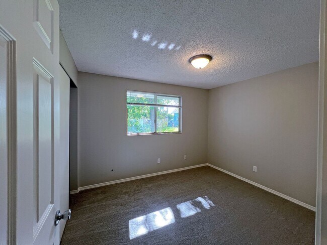 Building Photo - Charming Immaculate Three Bedroom Rambler in Tacoma