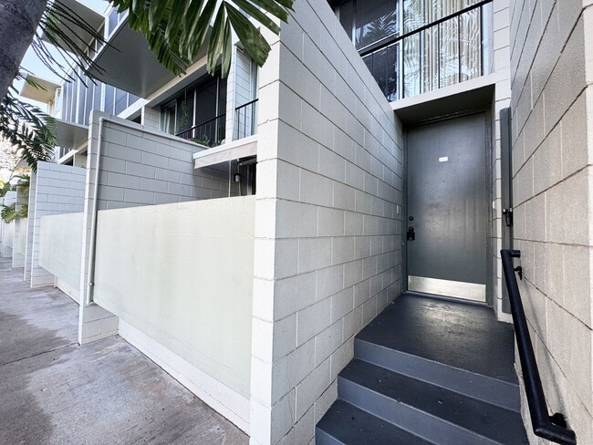 Building Photo - Pet Friendly Pualei Circle Condo with One ...