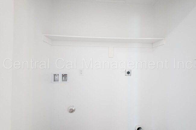 Building Photo - 129 E 8th St