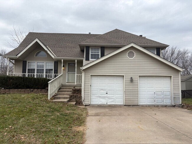 Building Photo - 4 bedroom in Liberty MO!! Brand New Flooring!