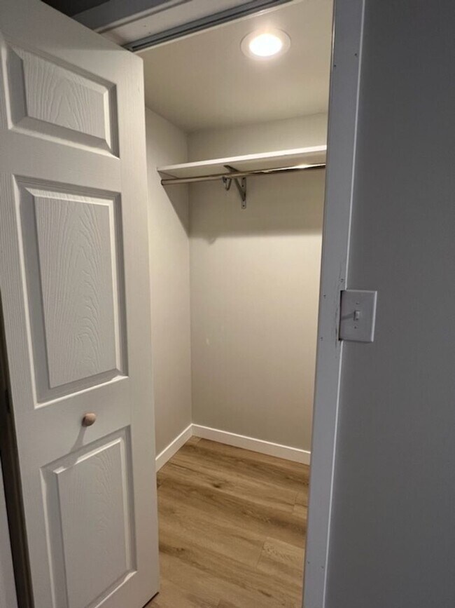 Building Photo - 909 N Western Ave