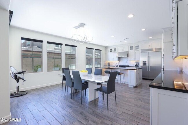 Building Photo - 948 W Yosemite Dr