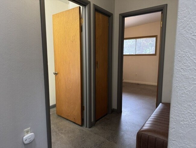 Building Photo - Fantastic location just steps from the Deschutes River and 1st St Rapids Park