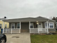 Building Photo - 3 Bedroom House