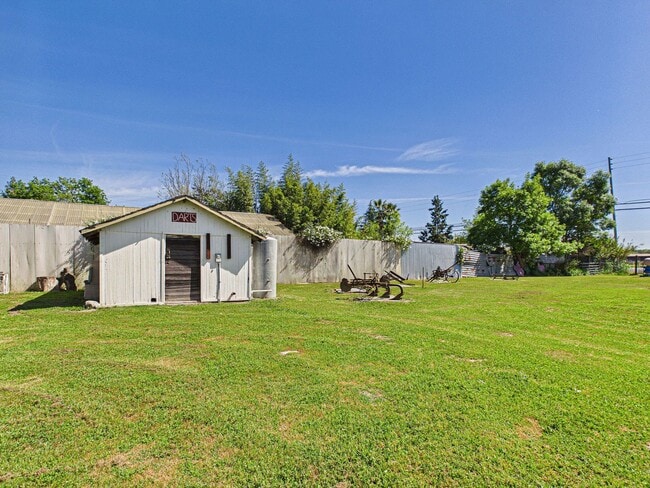 Building Photo - 2 bed 1 bath - Beautiful Outdoor Living